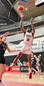 男子３回戦・鳥取城北－京都精華学園　鳥取城北は第２クオーター、アズカ（２８）が相手の留学生と競り合いながらシュートを決め３６－３４とリードする＝東京体育館