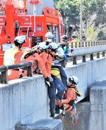 東郷ダムで救助訓練を行う隊員ら＝１１日、湯梨浜町別所