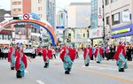 雪岳文化祭では「がいなＣＯＮ」のダンスに束草市民から拍手が送られ、日韓の民間交流再開を印象づけた＝６日、韓国・束草市