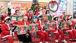 クリスマスの名曲を演奏する部員ら＝２５日、ＪＲ鳥取駅