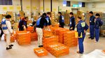 届いた支援物資を協力して整理する鳥取県職員ら＝１月１８日、石川県志賀町役場