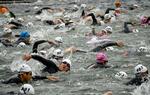 　「第４２回全日本トライアスロン皆生大会」で力泳する選手たち＝１４日、鳥取県米子市