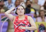 　女子やり投げ決勝　北口榛花の１投目＝パリ郊外（共同）