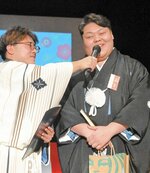 インタビュー　交流会でインタビューに答える男性。緊張するなぁ～（新温泉町）