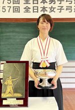 全日本女子選手権で初優勝を飾り、最高得点賞も受賞した有沢千秋＝三重県伊勢市の神宮弓道場