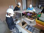 　石川県珠洲市の被災した家屋で活動するボランティア＝４月２９日