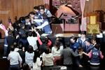 　台湾の立法院本会議で衝突する与野党の立法委員ら＝１７日、台北（共同）