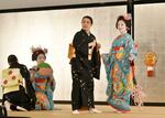 　祇園甲部の歌舞練場で行われた、舞踊公演「都をどり」の衣装合わせ＝１９日午前、京都市