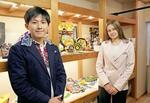 　ウクライナの伝統工芸品を扱う店舗を開業したアナスタシア・ストラシコさん（右）と高見翔希さん＝９日、長崎市