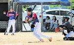 猛烈な暑さの中、はつらつとプレーする軟式野球の選手＝７日、新温泉町二日市の浜坂山村広場グラウンド