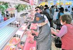 売り尽くしセールとなった食品売り場で品定めする客＝３０日、鳥取市行徳１丁目のトスク本店