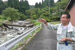 安蔵集落では谷川の橋が崩落した影響で断水した＝１８日、鳥取市河内