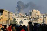 　イスラエル軍による空爆中に立ち上る煙＝７日、ガザ北部ガザ市（ロイター＝共同）