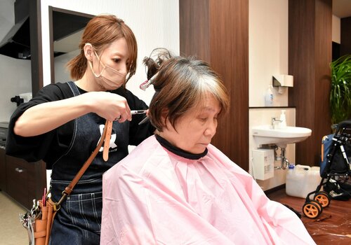 訪問美容で、美容師にヘアカットやカラーリング、パーマの施術をしてもらう入居者ら＝４月下旬、鳥取市南吉方２丁目のシニアステージ南吉方