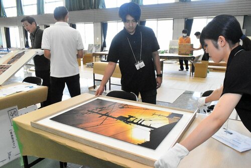 持ち込まれた作品の大きさなどを確認するスタッフ＝２０日、鳥取市の鳥取産業体育館