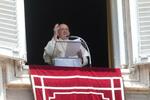 　サンピエトロ広場での祈りの集会で聴衆に語りかけるローマ教皇フランシスコ＝３０日、バチカン（ＡＰ＝共同）