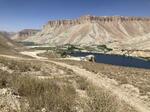 　アフガニスタン中部バーミヤン近郊の山岳地帯にあるバンデアミールの拠点の湖。湖畔に宿泊施設などが並ぶ＝２０２４年９月（共同）