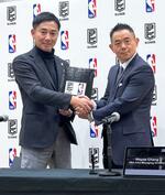 　バスケットボールの米プロＮＢＡとの提携で基本合意したＢリーグの島田慎二チェアマン（左）＝１８日、千葉県船橋市