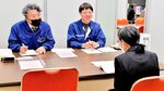 仕事内容や職場環境について説明する企業担当者（正面奥）