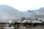 　１９日、イランとアゼルバイジャン国境近くを飛び立つライシ大統領を乗せたヘリコプター（ロイター＝共同）