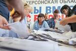 　１０日、ロシアが併合したウクライナ南部ヘルソン州で開票作業をする選挙管理委員会の担当者ら（タス＝共同）