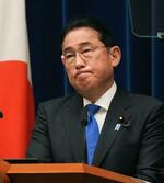 　記者会見で厳しい表情を見せる岸田首相＝１４日午前、首相官邸