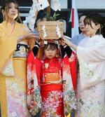 　木葉神社で行われた「ねんねこ祭り」で頭におひつを載せた「ご飯持ち巫女」＝３日午前、和歌山県串本町