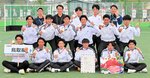 県勢として初めて頂点に立ったホッケー少年男子。滋賀と引き分け、優勝を分け合った＝伊万里市伊万里ホッケーフィールド