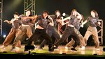 ステージ上でダンスパフォーマンスを繰り広げる出演者＝１５日、倉吉市のエースパック未来中心