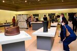 中国地方の工芸作家の秀作が並ぶ会場＝１１日、鳥取市の鳥取県立博物館