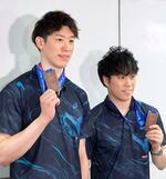 　銅メダルを手にするバレーボール男子日本代表の石川祐希（左）と山本智大＝２５日午後、成田空港