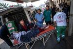 　ガザで搬送されるパレスチナ人の負傷者＝１日、ハンユニス（ＡＰ＝共同）