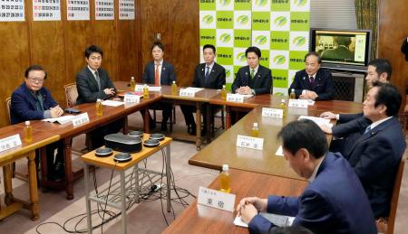 　国会内で開かれた日本維新の会の緊急役員会＝３日午後