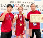 男子ミニマム級で初優勝した仁木（中央）＝滋賀県東近江市能登川アリーナ