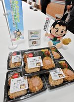 ファミリーマートが発売したねんりんピックの応援商品＝２日、鳥取県庁