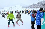 スキー客でにぎわう中の原ゲレンデ＝２０２４年１月２８日、大山町大山のだいせんホワイトリゾート