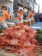 　鳥取県境港市で開かれた「カニ感謝祭」＝１４日