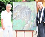 故長見洋子さんが描いた日本画「三徳山投入堂」をはさんで笑顔の米田住職（右）と夫の奠文さん＝７日、三朝町三徳の遥拝所