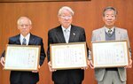 町功労者表彰を受けた（左から）東垣さん、田辺さん、田中さん＝村岡地域局