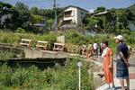 　警戒区域の指定が解除された地元に立ち寄る住民ら＝１日午前、静岡県熱海市