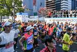 　神戸マラソンでスタートするランナーたち＝１９日午前、神戸市中央区