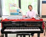 ３月末に閉校した奥佐津小から移設されたグランドピアノ＝６日、香美町村岡区和池のたじま高原植物園
