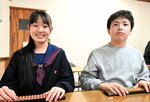 暗算検定試験で１０段に合格した吉岡さん（左）と八谷さん