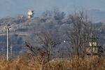 　４日、ソウル北方の坡州市から見た韓国側の監視所（手前右）と北朝鮮側の監視所（左奥）（共同）