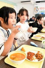 韓国料理尽くしの給食を味わう児童ら＝７日、倉吉市下余戸の西郷小