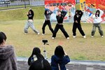 【華麗な踊り】Ｋ―ＰＯＰの楽曲に合わせて華麗なダンスを披露する浜坂高ダンス部のメンバー。同級生や保護者、観光客らから盛んに拍手が送られた