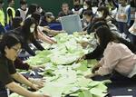　４月１０日、ソウルの体育館で行われた韓国総選挙の開票作業（撮影・宋慶碩、共同）