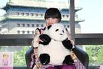 　「続　窓ぎわのトットちゃん」の中国語版発売記念イベントでパンダのぬいぐるみを贈られ笑顔の黒柳徹子さん＝３０日、北京（共同）