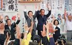 　埼玉県知事選で再選を果たし、万歳する大野元裕氏（中央右）＝６日夜、さいたま市