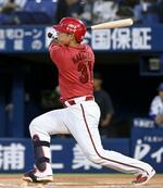 　１２回広島１死二塁、坂倉が右越えに適時二塁打を放つ＝横浜